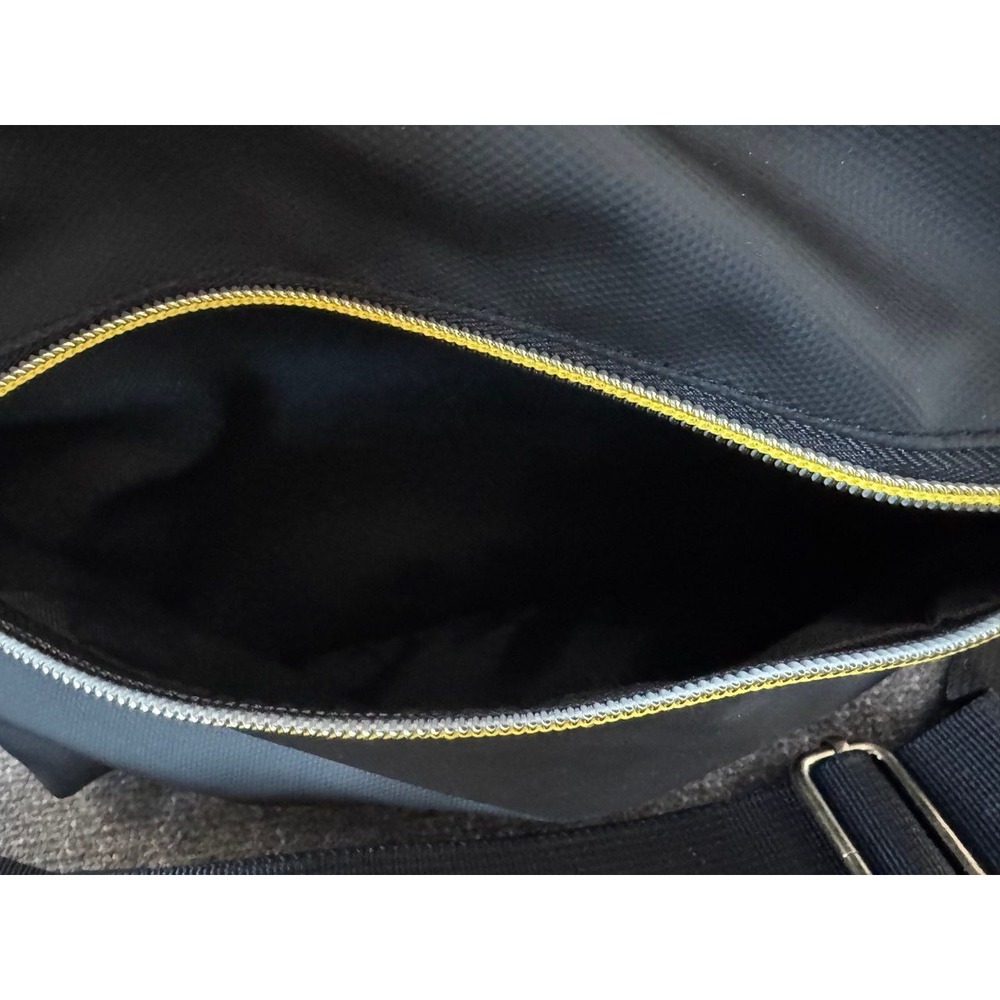 Kyreen Cooler Lunch Bag Unisex OS Black Nylon Crossbody Top Handle Gold Zip - Picture 3 of 13
